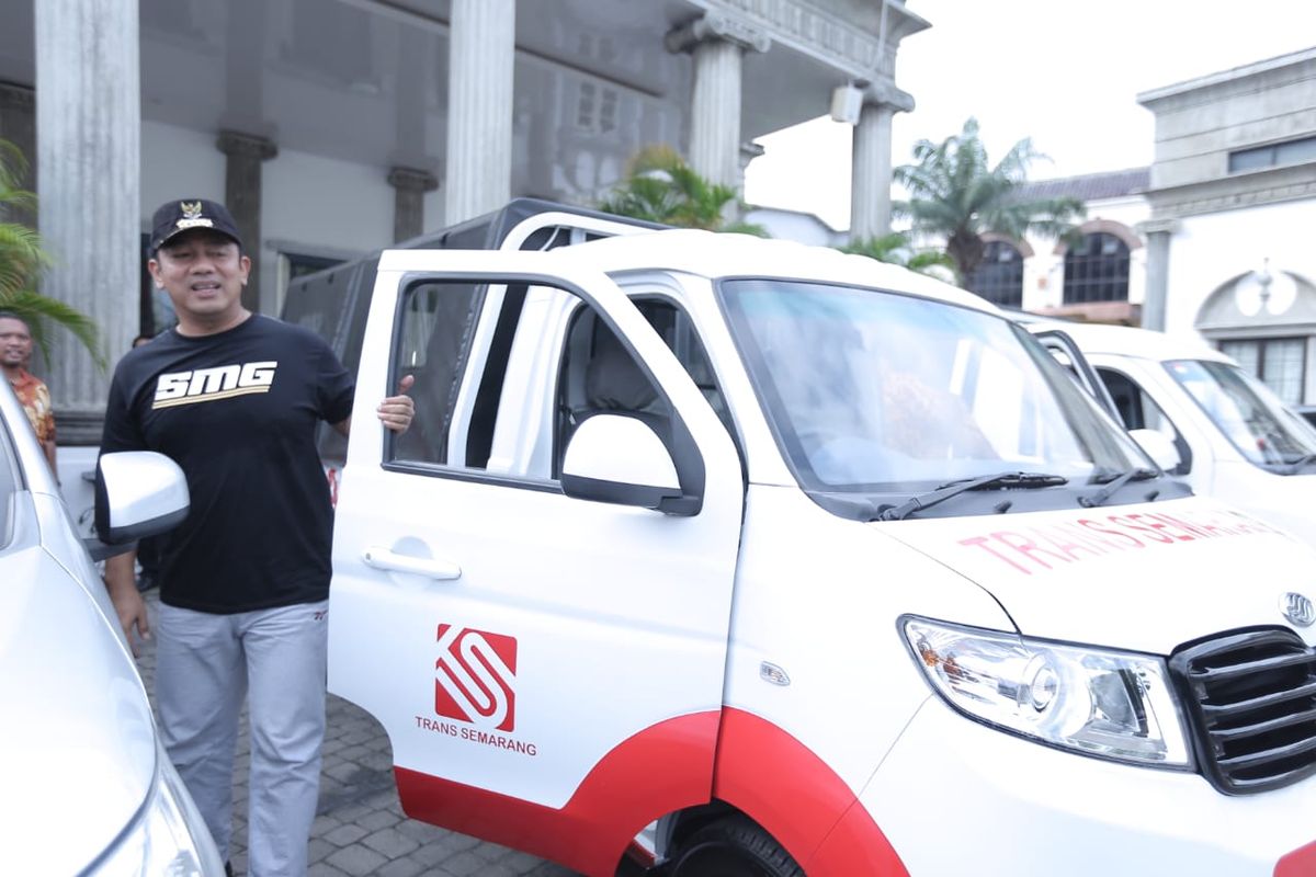 Wali Kota Semarang, Hendrar Prihadi saat menjajal mobil Esemka tipe Bima yang menjadi kendaraan operasional dinas pemerintahannya.