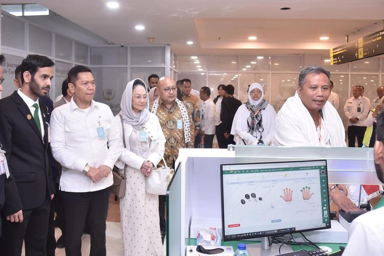 Wakil Ketua Dewan Perwakilan Rakyat Republik Indonesia (DPR RI) Adies Kadir saat melaksanakan kunjungan kerja bersama jajaran pimpinan dan Anggota Komisi XIII DPR ke Bandara Internasional Adi Soemarmo, Surakarta, Jawa Tengah, Senin (19/5/2025).  
