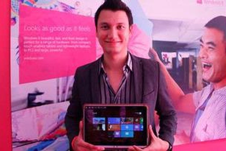 Artis peran dan model Christian Sugiono hadir dalam peluncuran sistem operasi Windows 8 di Singapura, Kamis (25/10/2012).