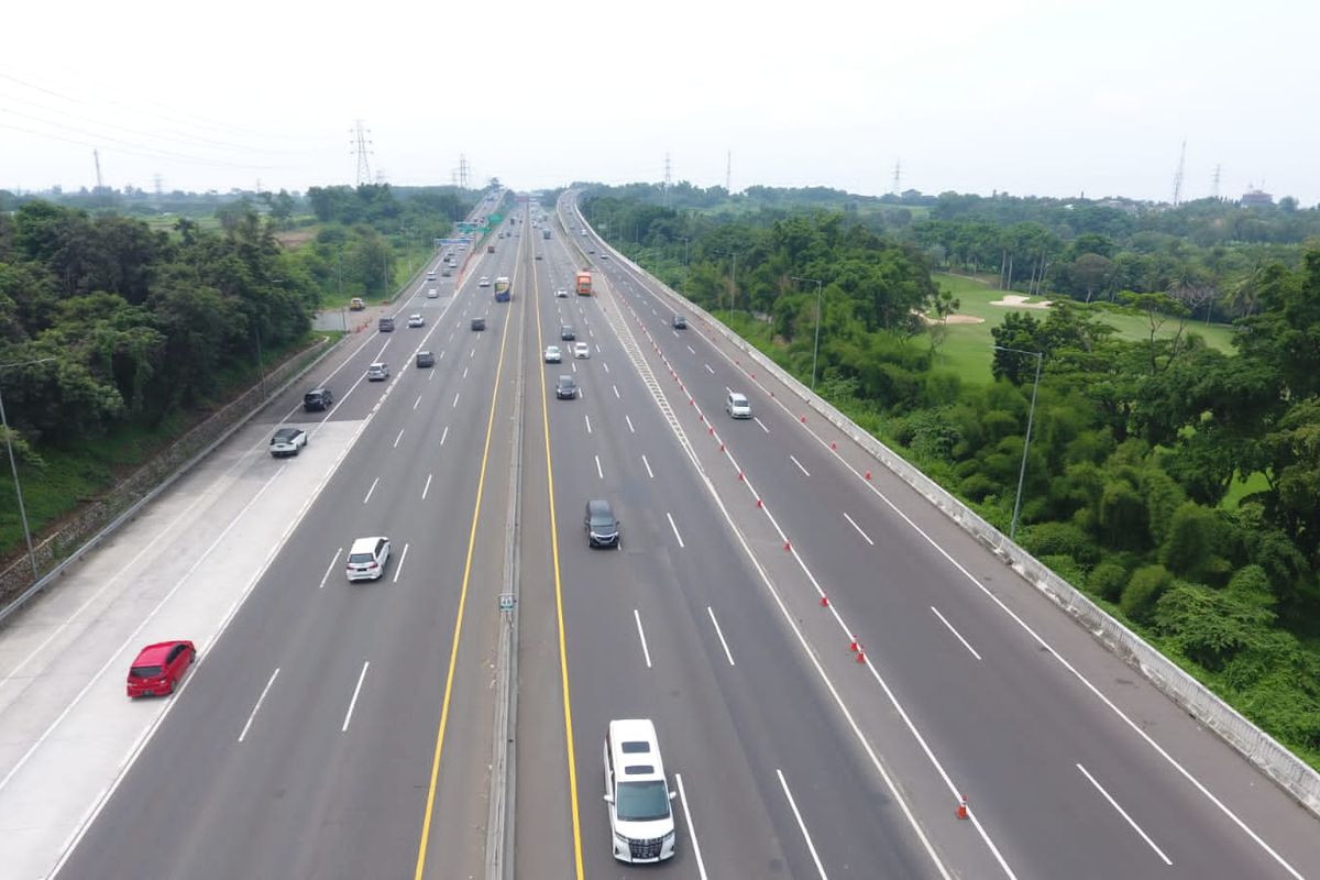 Kendaraan yang terlihat meninggalkan area Jabodetabek melalui jalan tol