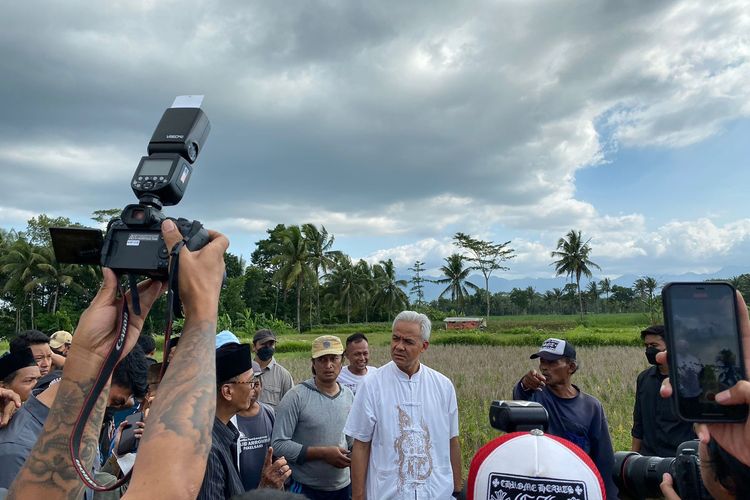 Momen ketika calon presiden nomor urut 3, Ganjar Pranowo menengok sawah-sawah milik petani di Dusun Gunung Bakal, Desa Sumberarum, Magelang, Jawa Tengah, Minggu (17/12/2023). 