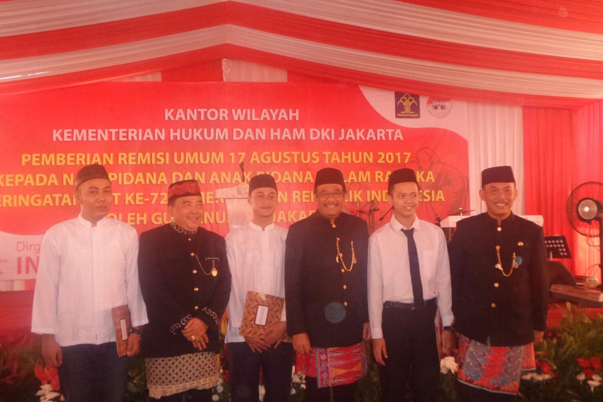 Gubernur DKI Jakarta Djarot Saiful Hidayat bersama narapidana yang mendapatkan remisi, di Lapas Salemba, Kamis (17/8/2017). 