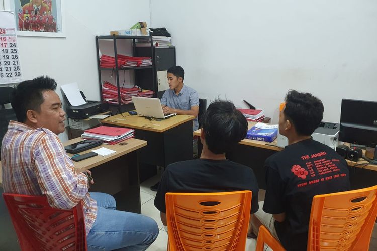 Tersangka pencuri modul BTS, RH dan YK diperiksa di Kantor Satreskrim Polresta Banyumas, Jawa Tengah, Rabu (19/6/2024).