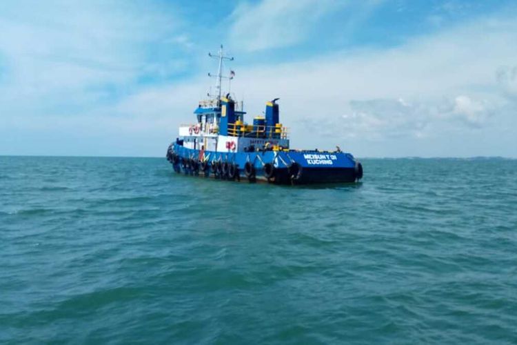 Pangkalan AL TBK menemukan tugboat atau kapal berbendera Malaysia yang terapung di perairan Leho, Kecamatan Tebing, Kabupaten Karimun, Kepulauan Riau (Kepri), Minggu (20/6/2021).