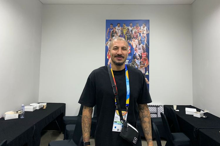 Influencer asal Brasil dengan 1,3 juta followers di Instagram yang mendapatkan akreditasi FIBA World Cup 2023, Fernando Madeiros, saat berbicara kepada Kompas.com di Indonesia Arena, Senayan, Jakarta, pada Rabu (30/8/2023).