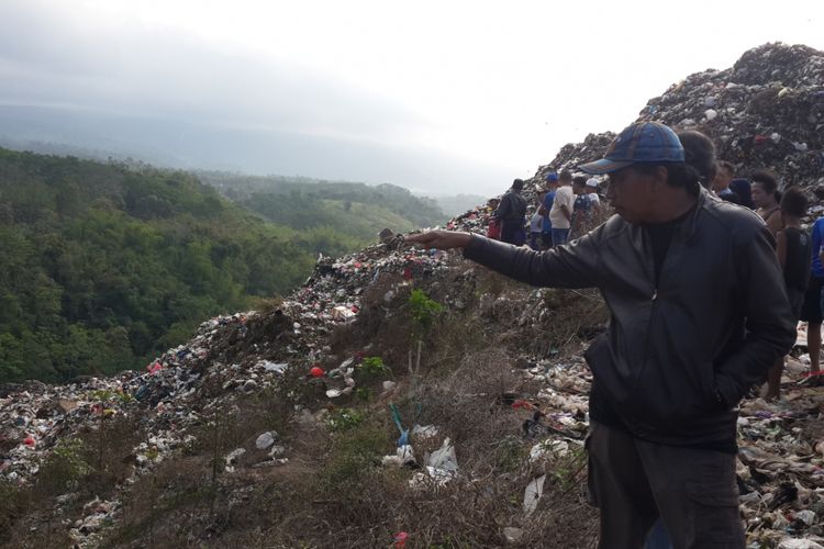 Seorang pemulung bernama Agus Sujarno hilang pasca-tertimbun longsoran sampah di TPA Supit Urang, Kota Malang, Rabu (11/7/2018).