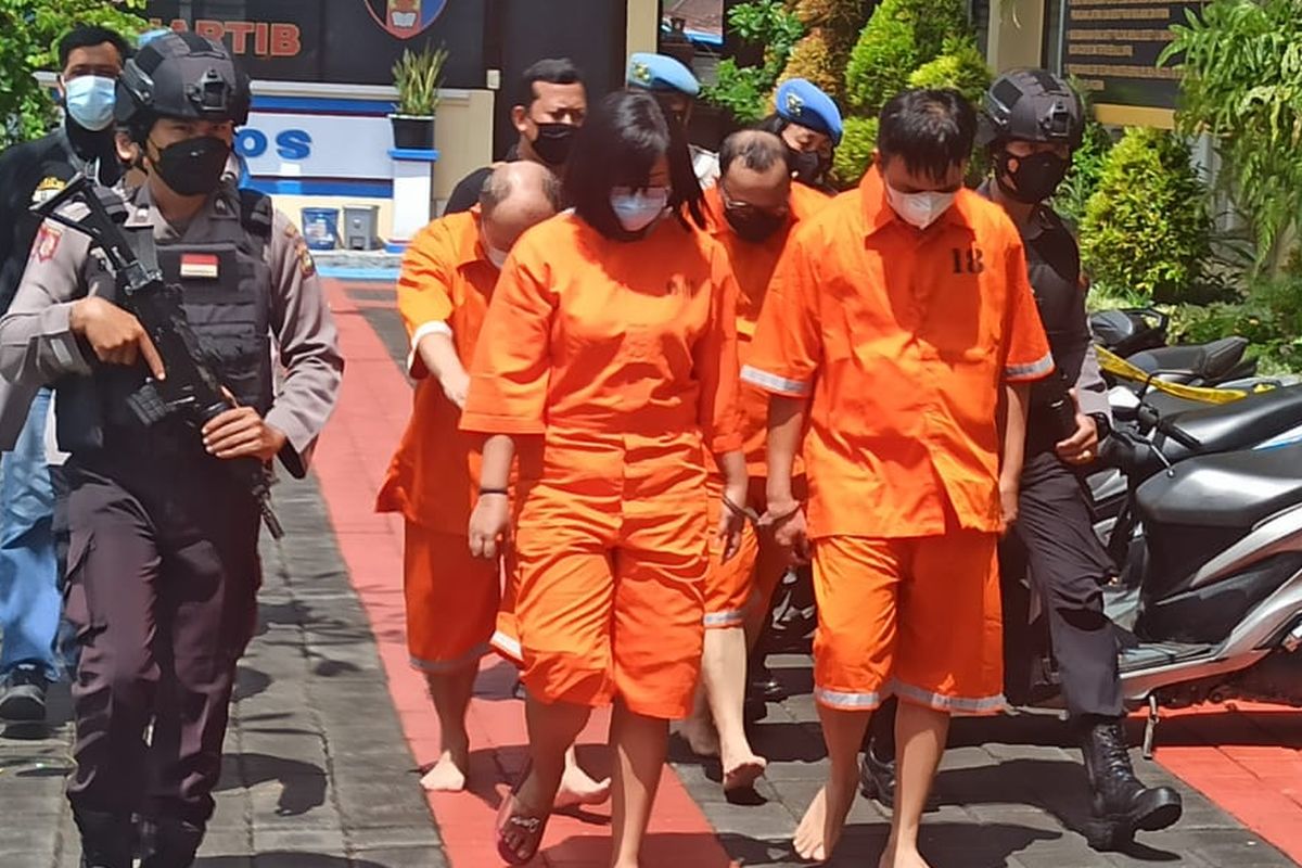 Kapolresta Denpasar AKBP Bambang Yugo Pamungkas (tengah) saat jumpa pers kasus penipuan Penukaran Dollar ke Rupiah