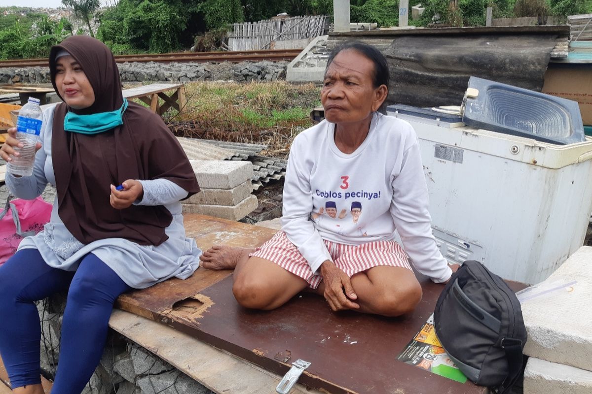 Warsini, salah satu warga yang rumahnya digusur di Kampung Sadar, RT 006/ RW004, Ancol, Jakarta Utara Rabu (15/7/2020).