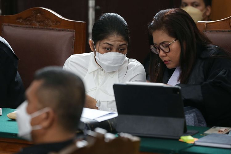 Terdakwa kasus pembunuhan berencana terhadap Nofriansyah Yosua Hutabarat atau Brigadir J, Putri Candrawathi menjalani sidang di Pengadilan Negeri Jakarta Selatan, Selasa (6/12/2022). Jaksa Penuntut Umum (JPU) menghadirkan 11 orang saksi.