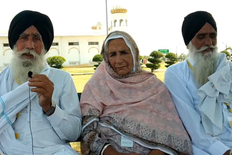 Tangkap layar Gurmukh Singh (kiri) dan Baldev Singh (kanan) bertemu saudara perempuan mereka Mumtaz Bibi (tengah) setelah 75 tahun.