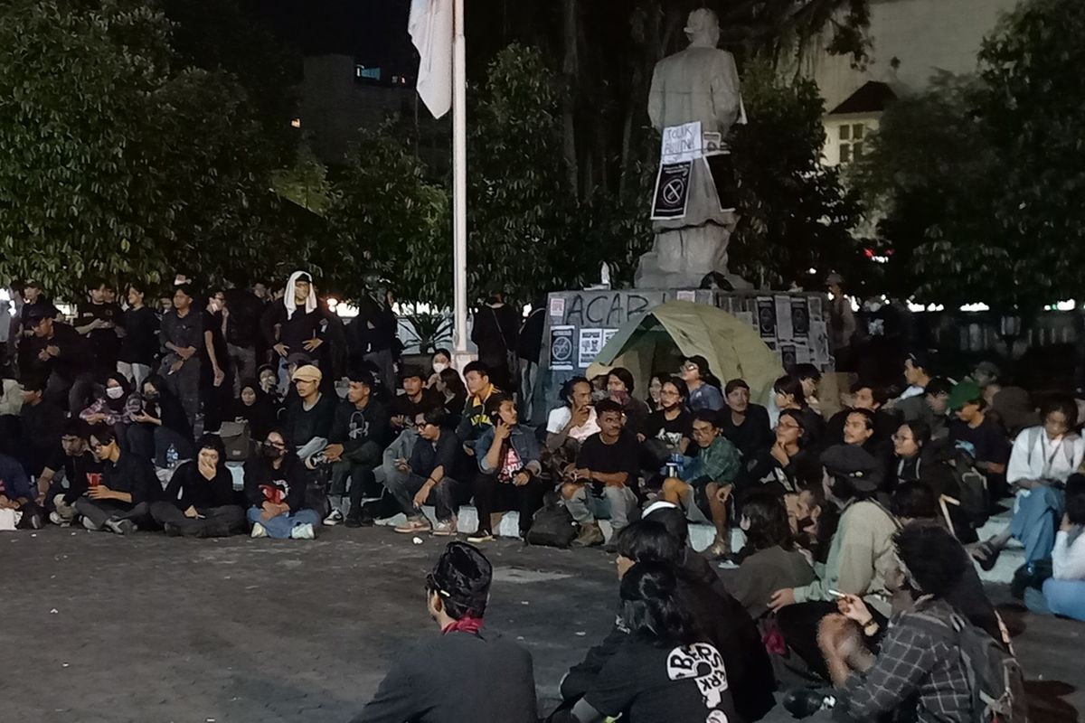 massa aksi Jogja Memanggil pilih menginap di halaman DPRD DIY sampai tuntutannya terpenuhi, Kamis (20/3/2025)