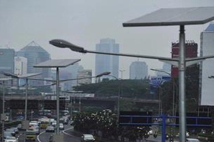 Lampu penerangan jalan dengan panel surya atau solar sel terpasang di ruas tol dalam kota di sekitar Gedung Parlemen, Jakarta, Minggu (10/6/2012). Penggunaan panel surya yang direncanakan sebanyak 1.800 titik antara Cawang-Cengkareng ini diharapkan bisa menghemat biaya listrik hingga 620 juta per bulan.
