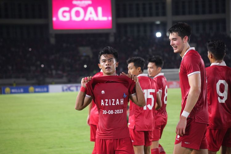Pemain Timnas U23 Indonesia Pratama Arhan merayakan gol ke gawang Turkmenistan. Timnas U23 Indonesia memastikan kelolosan ke Piala Asia U23 2024 untuk kali pertama sepanjang sejarah setelah kemenagan 2-0 atas Turkmenistan di Stadion Manahan, Solo, pada Selasa (12/9/2023).