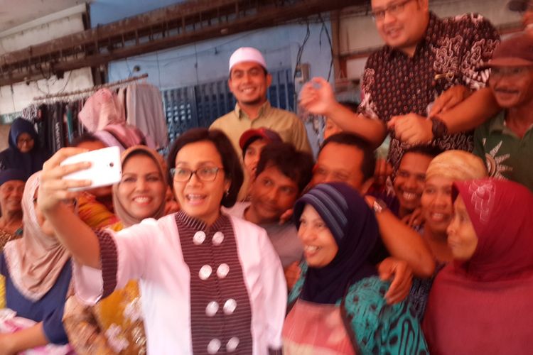 Menteri Keuangan Sri Mulyani Indrawati saat berswafoto bersama sejumlah pedagang di Pasar Besar Kota Malang, Kamis (4/1/2018)