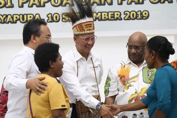 Menteri Sosial Agus Gumiwang Kartasasmita (memakai topi khas Papua) menyerahkan bantuan kepada korban kerusuhan di Papua dan Papua Barat, di Jayapura, Selasa (11/09/2019) 
