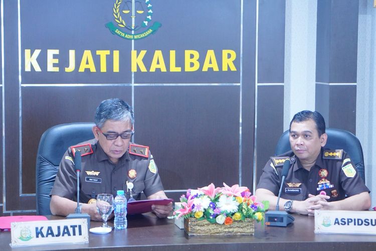 Kejaksaan Tinggi Kalimantan Barat (Kalbar) mengungkap kasus tindak pidana korupsi penyaluran fasilitas Kredit Modal Kerja Biasa (KMKB) di Bank Pembangunan Daerah Kalbar (Bank Kalbar) Cabang Kota Singkawang senilai Rp 3,2 miliar. 