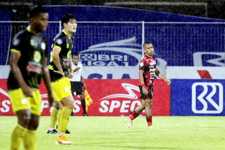 Irfan Jaya pemain Bali United yang baru bergabung pada putaran kedua pertandingan pekan 18 Liga 1 2021-2022 melawan Barito Putera berakhir tengan skor 3-0 di Stadion I Gusti Ngurah Rai Denpasar, Bali, Minggu (9/1/2021) malam.