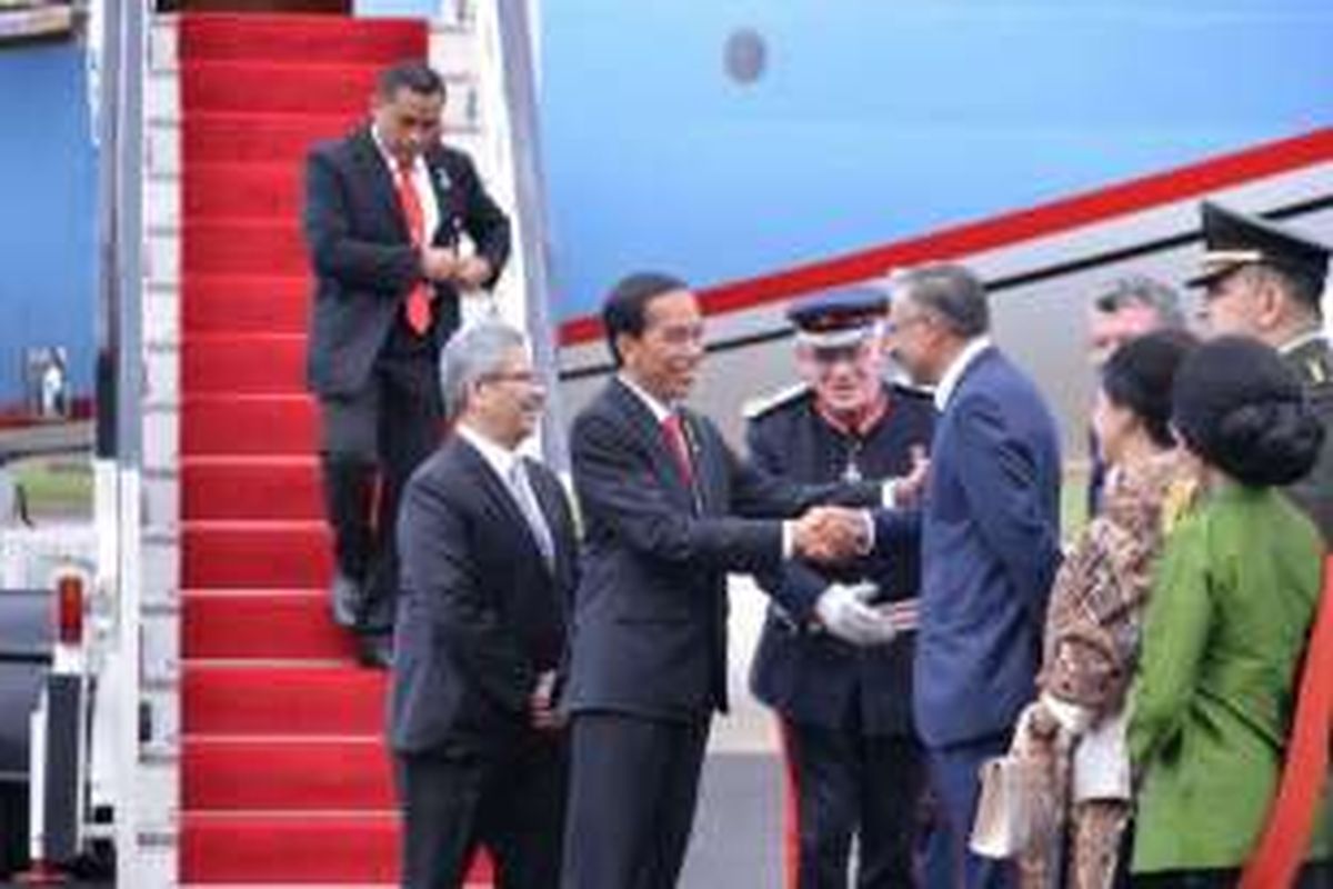 Presiden Joko Widodo (Jokowi) beserta rombongan tiba di London, Inggris, Senin (18/4/2016) waktu setempat. Di sana, Presiden akan bertemu dengan Perdana Menteri David Cameron.