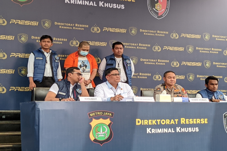 Konferensi pers terkait penangkapan pelaku akses data ilegal nasabah bank di Mapolda Metro Jaya, Senin (14/8/2023). 