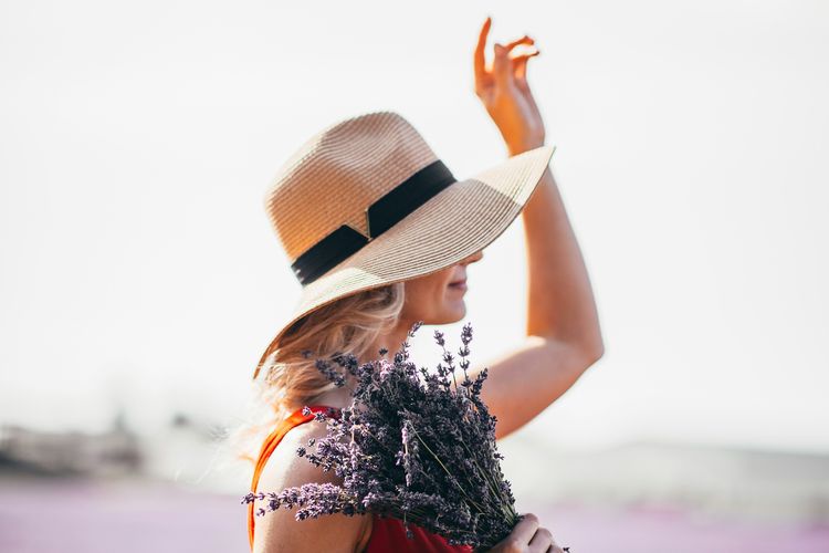 Ilustrasi perempuan misterius.