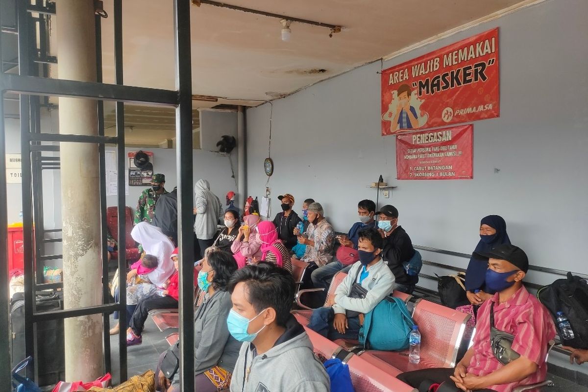 Sejumlah penumpang bus yang baru tiba di Terminal Bayangan Pool Primajasa, Ciputat Tangerang Selatan menunggu giliran tes Covid-19, Rabu (19/5/2021). 