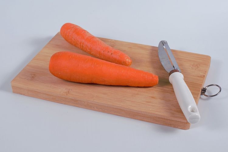 Ilustrasi wortel dan peeler. 