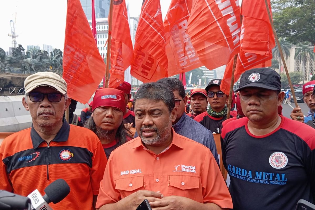 Presiden Partai Buruh Said Iqbal saat konferensi pers di samping Patung Arjuna Wijaya, Gambir, Jakarta Pusat, Selasa (20/8/2024). Tuntutan aksi demo Partai Buruh besok.