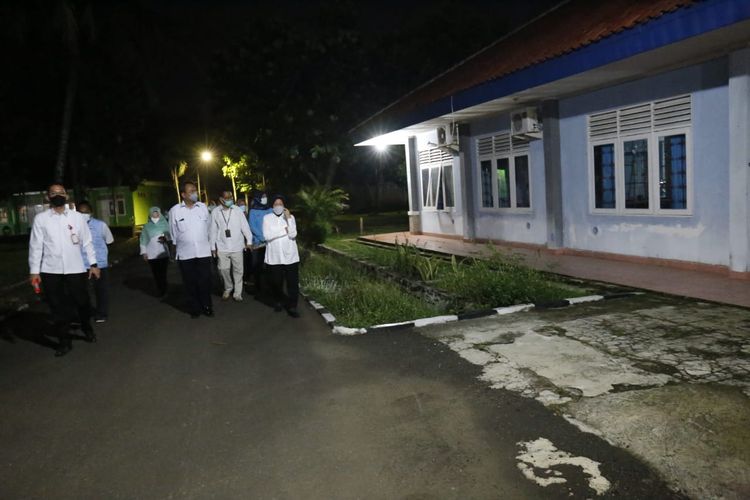 Menteri Sosial (Mensos) Tri Rismaharini saat meninjau Unit Pelaksana Teknis (UPT) Balai Rehabilitasi Sosial Korban Penyalahgunaan (BRSKPN) NAPZA Galih di Pakuan Bogor, Jalan H Miing Nomor 71 Putat Nutug Ciseeng, Bogor, Jawa Barat (Jabar), Senin (10/5/2021).
