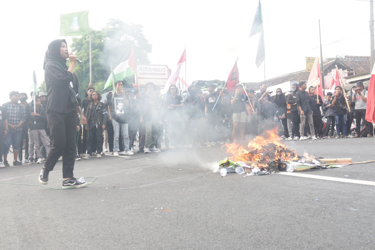 Massa aksi di depan Gedung DPRD Lumajang sambil membakar boneka bergambar Jokowi, Jumat (23/8/2024)