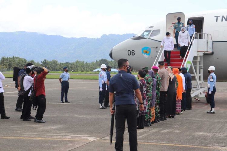 Wakil Presiden RI Ma'ruf Amin nersama rombonhan tiba di Bandara Internasional Pattimura Ambon, Rabu (13/1022021). Kedatangan rombongan Wapres disambut oleh Gubernur Maluku Murad Ismail dna pejabat daerah lainnya