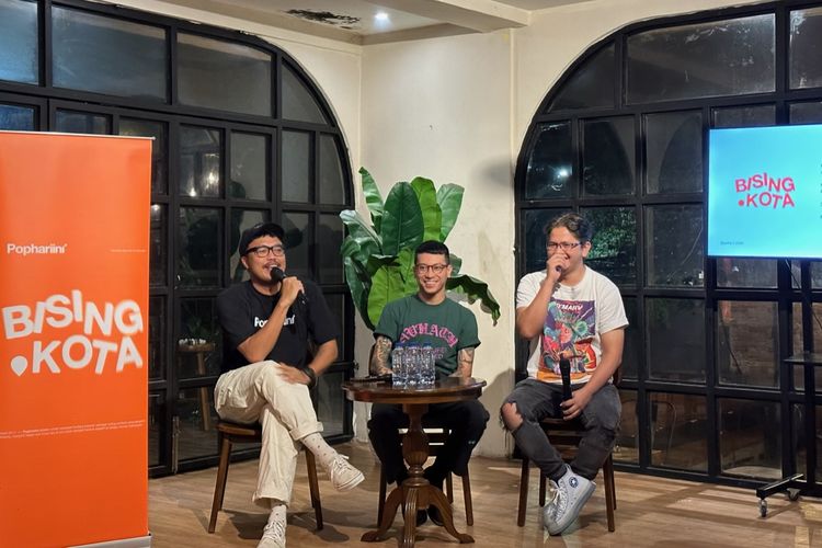 Co-Founder Pure Evil, Ekrig (tengah) dan Head of Musica Merch, Arie Haryanto (kanan) dalam Diskusi Bising Kota Jabodetabek bertema Merchandise Jadi Penyelamat Ekonomi Musisi di Jakarta, Senin (4/3/2024).