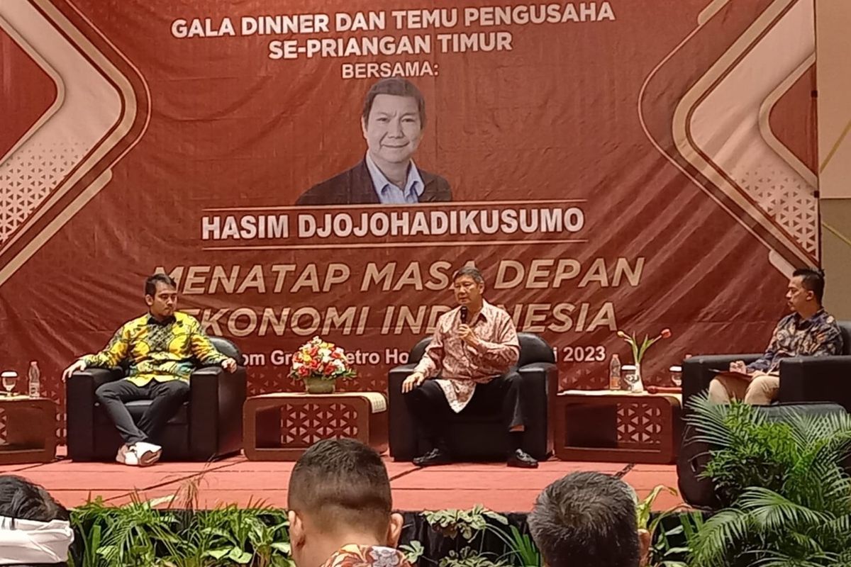 Pengusaha terkenal Indonesia Hashim Djojohadikusumo, memaparkan kondisi ekonomi global dan Indonesia kepada ratusan pengusaha di Hotel Grand Metro Tasikmalaya, Jawa Barat, Jumat (9/6/2023) malam.