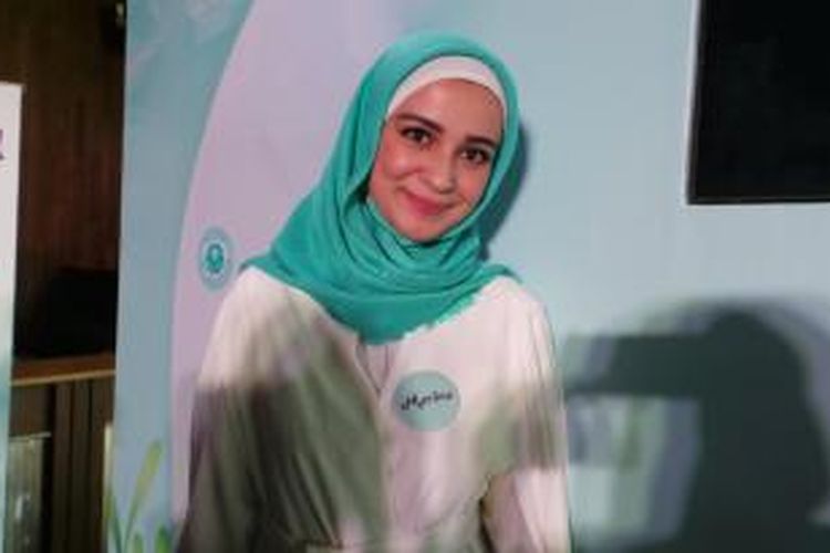 Shireen Sungkar diabadikan usai menghadiri peluncuran produk perawatan kulit di Plaza Kuningan, Jakarta Selatan, Senin (19/10/2015).