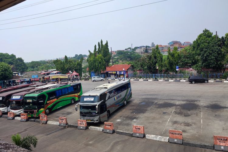 Suasana Terminal Kampung Rambutan, Beny (39) Karyawan salah satu perusahaan otobus (PO) di Terminal Kampung Rambutan menginginkan pembenahan fasilitas di terminal Kampung Rambutan agar penumpang lebih nyaman dalam membeli tiket, Kamis (3/10/2024). 