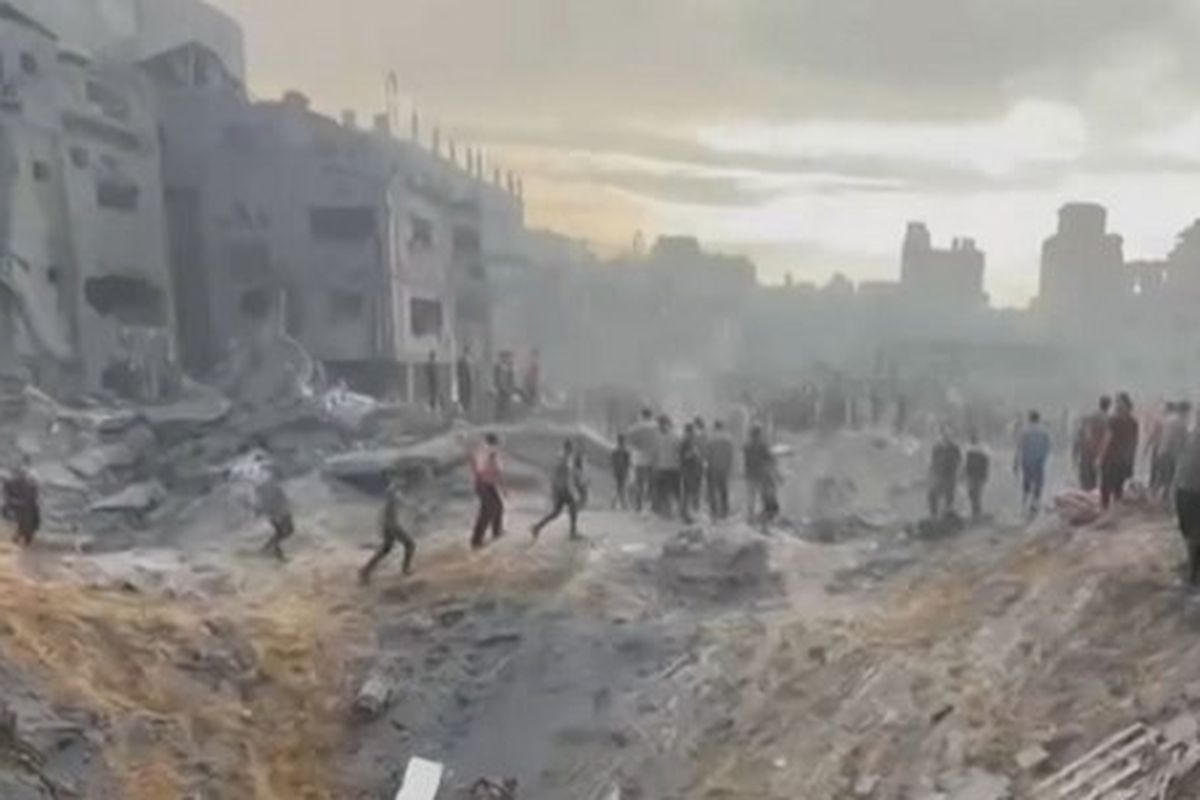 Kondisi terkini perang Israel-Hamas. Foto dari rekaman video AFPTV ini menunjukkan warga Palestina mencari korban selamat di kawah akibat serangan Israel ke kamp pengungsi di Jabalia, Jalur Gaza, 31 Oktober 2023.