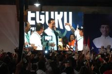 Menristekdikti Pakaikan Jokowi Jaket dari Alumni Undip