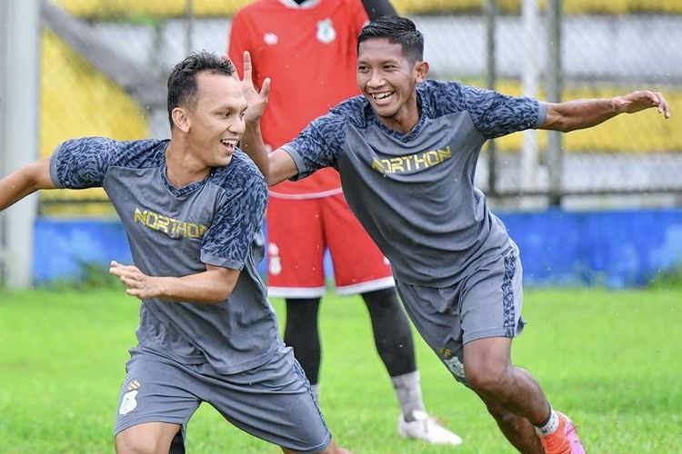 Pemain PSMS Medan untuk mengarungi Liga 2 2023-2024 Rachmad Hidayat (kiri).