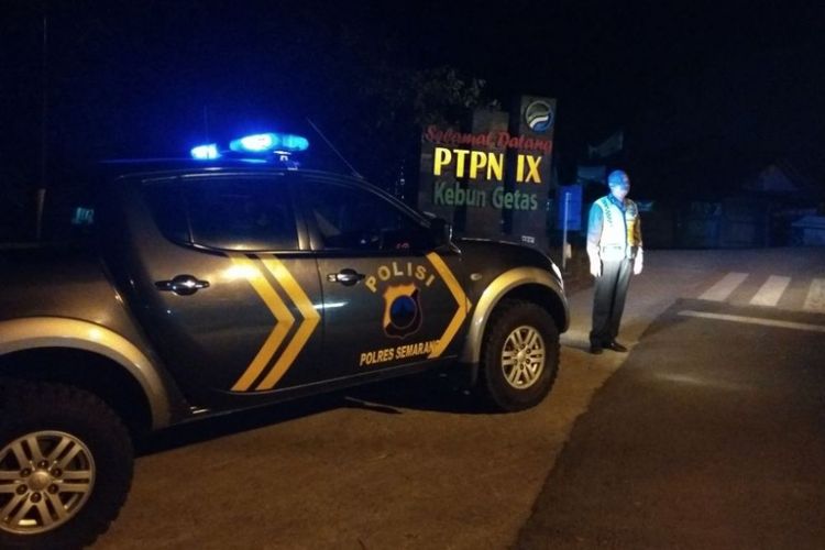 Petugas dari Polsek Bringin tengah melakukan patroli wilayah.