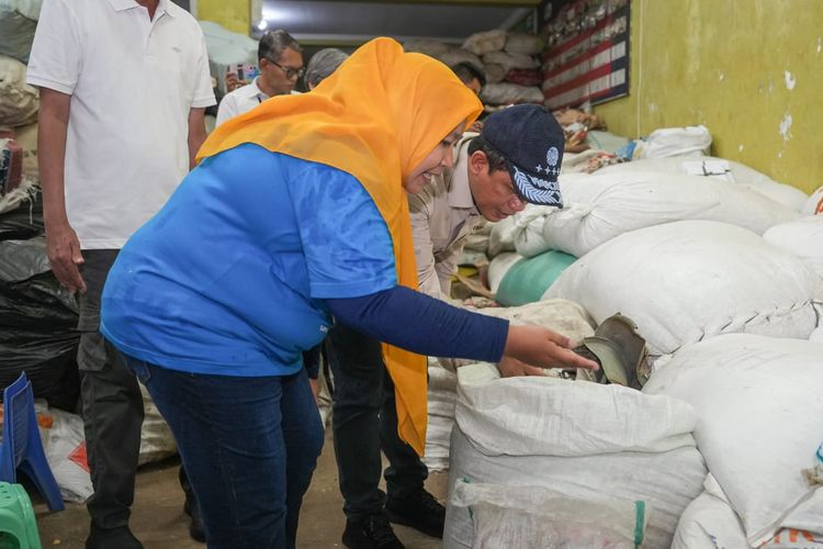 Menteri LH Hanif Faisol meninjau lokasi pengelolaan sampah di Ciamis. 