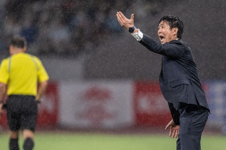 Pelatih timnas Jepang, Hajime Moriyasu, bereaksi di pinggir lapangan pada laga persahabatan internasional melawan Uruguay di National Stadium, Tokyo, pada 24 Maret 2023.