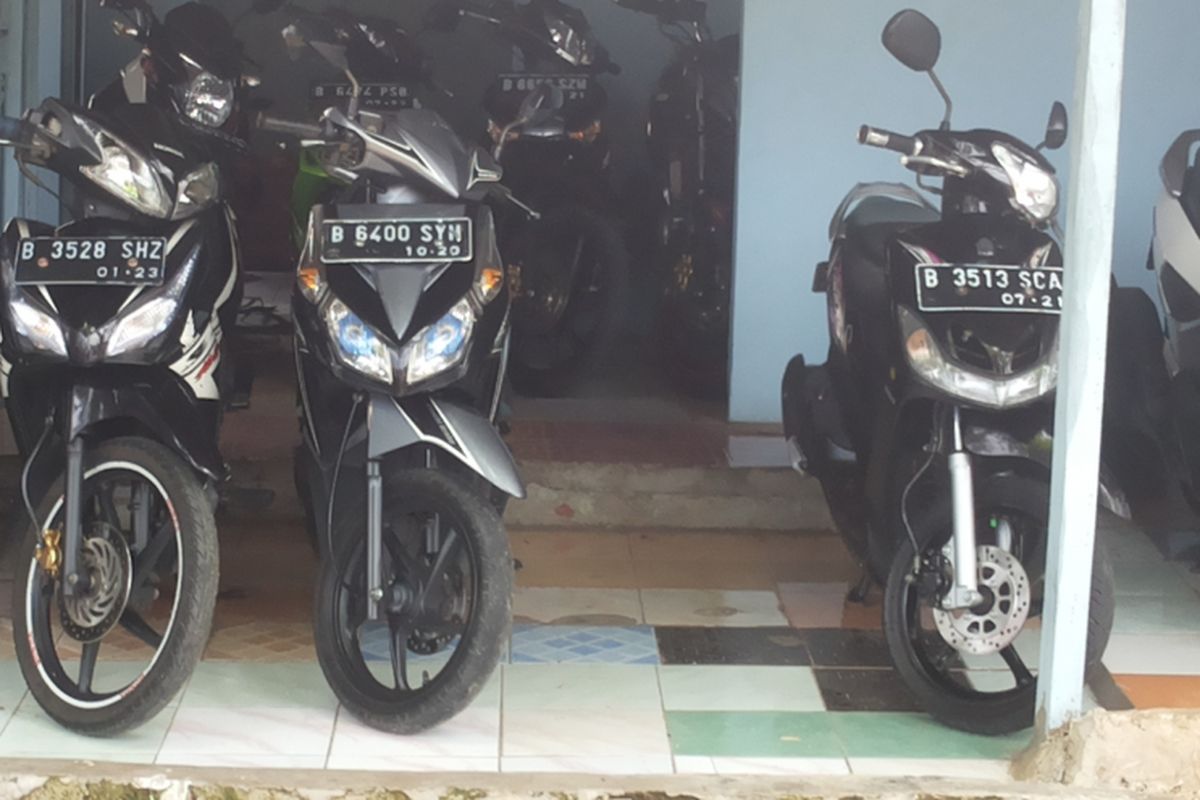 Salah satu motor bebek jenis Honda Blade (dua dari kiri) yang dijual di diler motor bekas Kembar Motor di Jagakarsa, Jakarta Selatan, Rabu (31/1/2018).