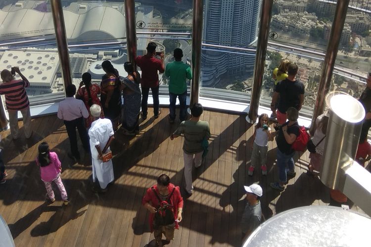 Wisatawan sedang menikmati suasana di lantai 125 Gedung Burj Khalifa, Dubai, Uni Emirates Arab, Kamis (27/10/2017). Burj Khalifa memiliki tinggi 868 meter atau 2.717 meter di atas permukaan laut. Tinggi Burj Khalifa sendiri dua kali lipat Menara Eiffel, Paris dan lebih tinggi dari Gunung Bromo bila diukur dari permukaan laut.