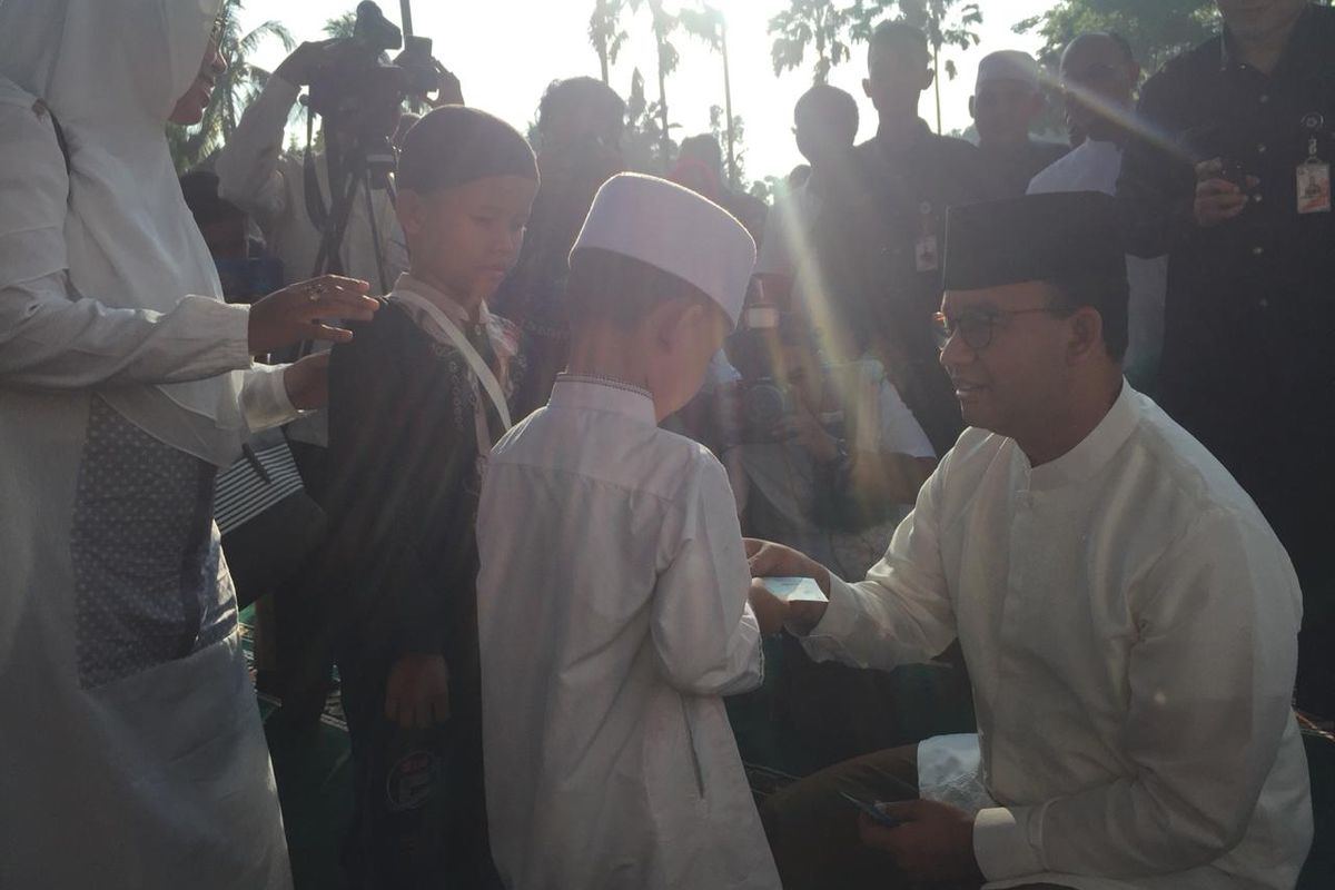 Gubernur DKI Jakarta, Anies Baswedan bagi angpau Idul Fitri di Balai Kota, Rabu (5/6/2019).