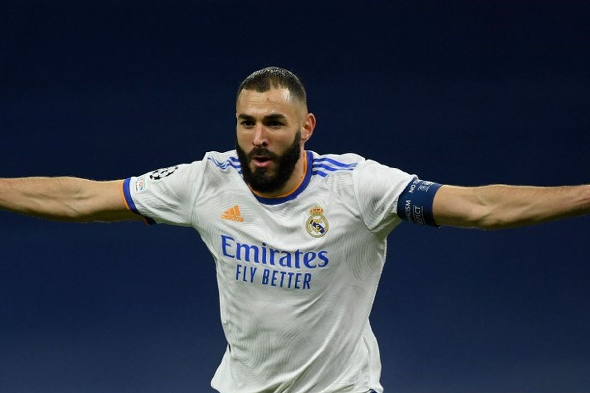 Penyerang Real Madrid, Karim Benzema, berselebrasi seusai mencetak gol pembuka dalam pertandingan lanjutan Grup D Liga Champions melawan Shakhtar Donetsk di Stadion Santiago Bernabeu, Madrid, Rabu (3/11/2021) atau Kamis dini hari WIB.