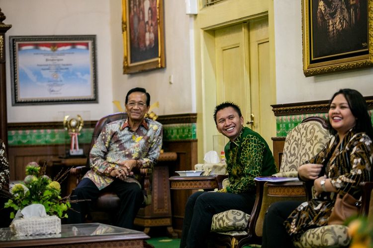 Gubernur Daerah Istimewa Yogyakarta (DIY), Sri Sultan Hamengku Buwono X bertemu dengan Founder dan CEO DBL indonesia, Azrul Ananda di Gedung Wilis, Komplek Kepatihan, Yogyakarta, Senin (27/5/2019).