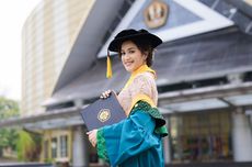 Laely Indah, Lulus Cumlaude Tercepat S2 Ilkom Unpad dan Kisahnya tentang Wastra Sumba Timur