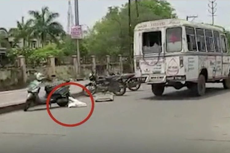 Potongan video yang diunggah Times of India memperlihatkan sebuah jenazah jatuh dari sisi kiri ambulans di Distrik Vidisha, Madhya Pradesh, India. Jenazah itu dilaporkan terlempar dari ambulans saat menunju ke krematorium.