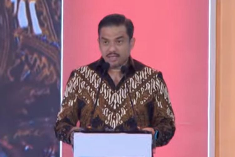 Menteri UMKM Maman Abdurrahman Maman saat memberikan sambutan pada Pesta Rakyat untuk Indonesia 2025 di Gedung Smesco, Jakarta, Jumat (22/8/2025). 