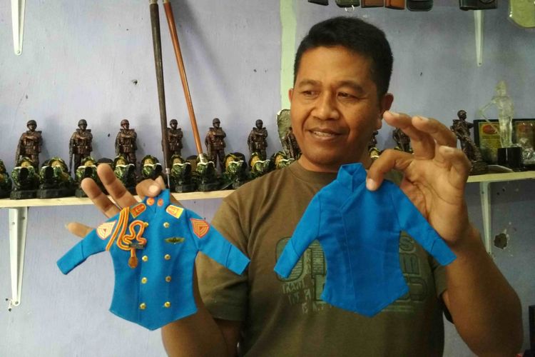 Bowo, warga perumahan Tidar Indah, Kota Magelang, menunjukkan salah satu karya souvenirnya. 