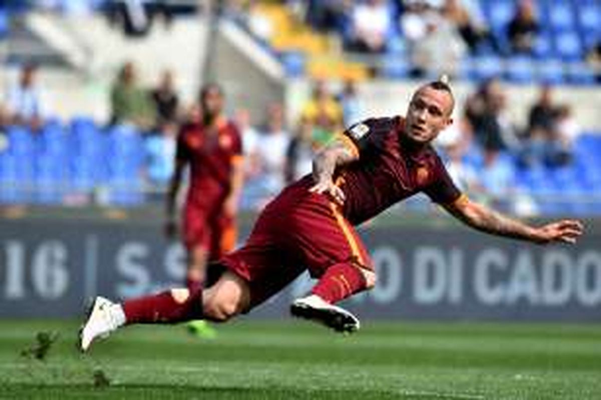 Gelandang AS Roma, Radja Nainggolan, melepaskan tendangan saat timnya melawan Lazio pada partai Serie A di Stadion Olimpico, 3 April 2016.